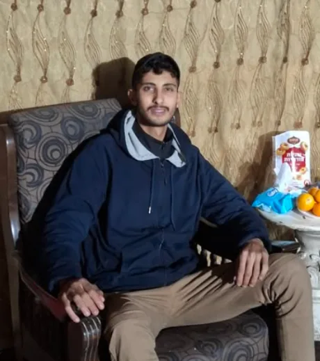 مقارنة بين اللقطتين.